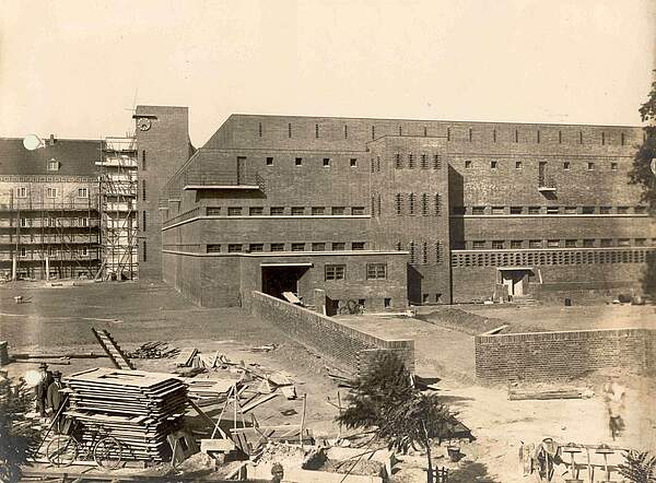 Carl-Duisberg-Gymnasium in Wiesdorf während des Baus, ca. 1928 // Foto: Stadtarchiv Leverkusen, 6041.401.011